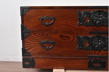 《天板取り付け加工費込み》　中古　美品　岩谷堂箪笥　菊幸　堂々とした木目に金具の意匠が映えるローチェスト　(R-086721)