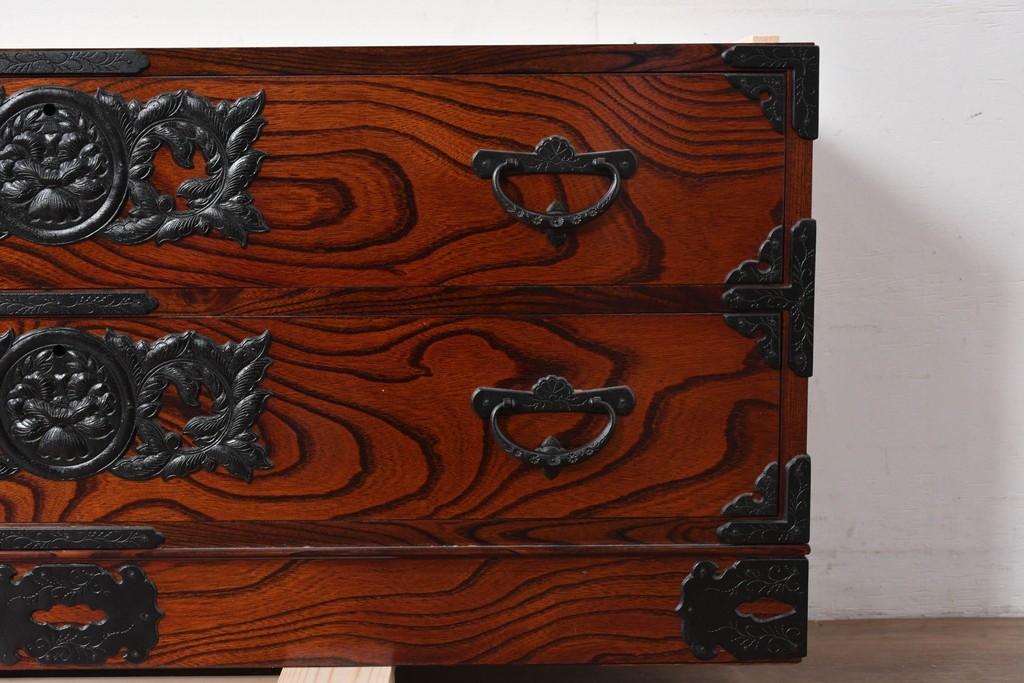 《天板取り付け加工費込み》　中古　美品　岩谷堂箪笥　菊幸　堂々とした木目に金具の意匠が映えるローチェスト　(R-086721)