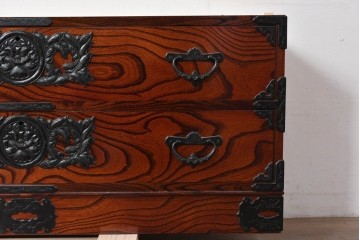 《天板取り付け加工費込み》　中古　美品　岩谷堂箪笥　菊幸　堂々とした木目に金具の意匠が映えるローチェスト　(R-086721)