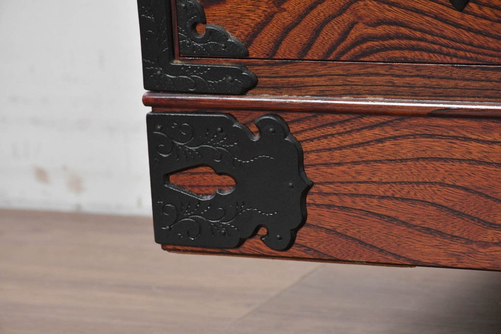 《天板取り付け加工費込み》　中古　美品　岩谷堂箪笥　菊幸　堂々とした木目に金具の意匠が映えるローチェスト　(R-086721)