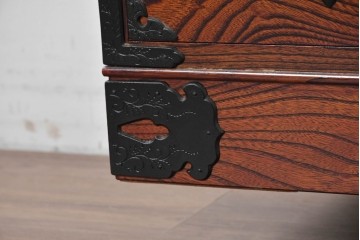 《天板取り付け加工費込み》　中古　美品　岩谷堂箪笥　菊幸　堂々とした木目に金具の意匠が映えるローチェスト　(R-086721)