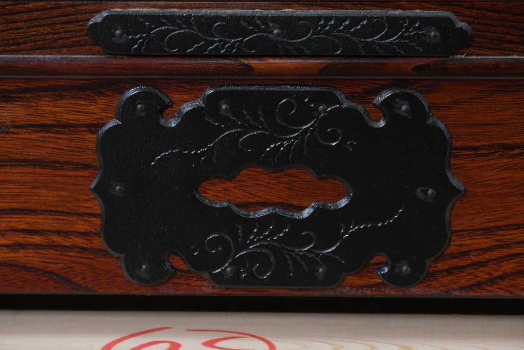 《天板取り付け加工費込み》　中古　美品　岩谷堂箪笥　菊幸　堂々とした木目に金具の意匠が映えるローチェスト　(R-086721)