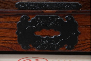 《天板取り付け加工費込み》　中古　美品　岩谷堂箪笥　菊幸　堂々とした木目に金具の意匠が映えるローチェスト　(R-086721)