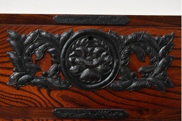 《天板取り付け加工費込み》　中古　美品　岩谷堂箪笥　菊幸　堂々とした木目に金具の意匠が映えるローチェスト　(R-086721)