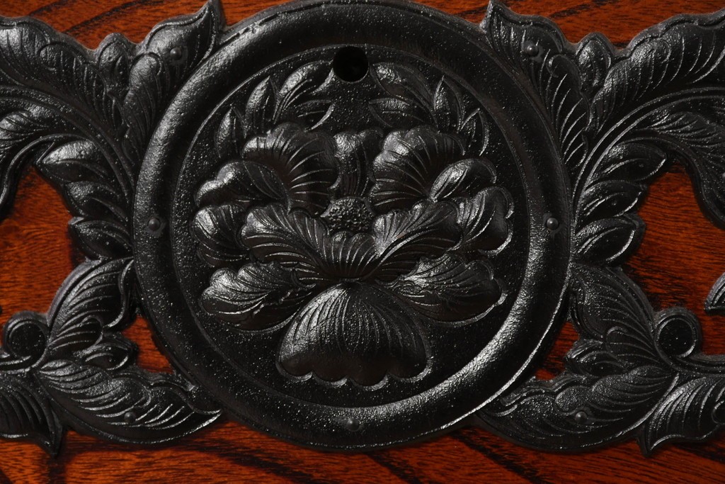 《天板取り付け加工費込み》　中古　美品　岩谷堂箪笥　菊幸　堂々とした木目に金具の意匠が映えるローチェスト　(R-086721)