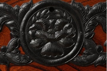 《天板取り付け加工費込み》　中古　美品　岩谷堂箪笥　菊幸　堂々とした木目に金具の意匠が映えるローチェスト　(R-086721)