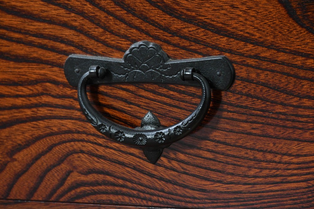 《天板取り付け加工費込み》　中古　美品　岩谷堂箪笥　菊幸　堂々とした木目に金具の意匠が映えるローチェスト　(R-086721)