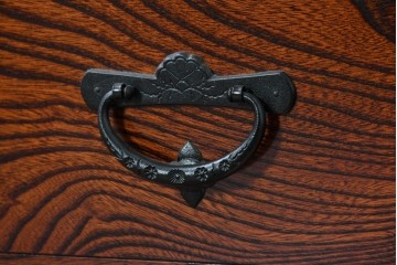 《天板取り付け加工費込み》　中古　美品　岩谷堂箪笥　菊幸　堂々とした木目に金具の意匠が映えるローチェスト　(R-086721)