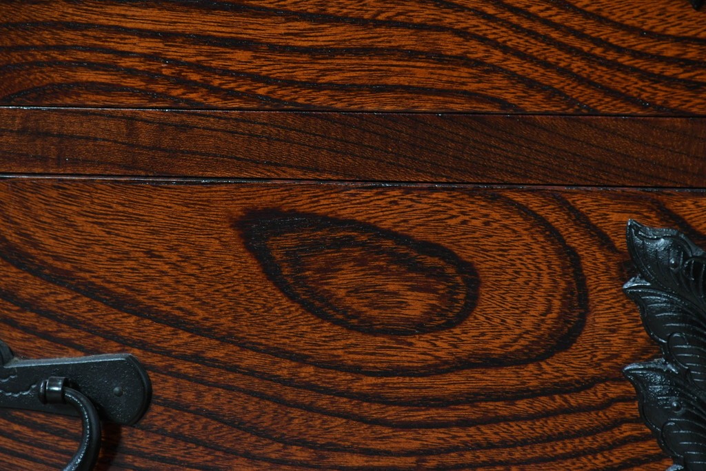 《天板取り付け加工費込み》　中古　美品　岩谷堂箪笥　菊幸　堂々とした木目に金具の意匠が映えるローチェスト　(R-086721)