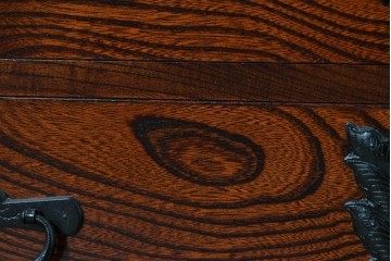 《天板取り付け加工費込み》　中古　美品　岩谷堂箪笥　菊幸　堂々とした木目に金具の意匠が映えるローチェスト　(R-086721)