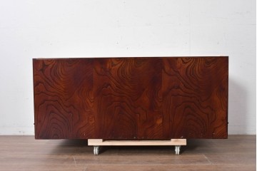 《天板取り付け加工費込み》　中古　美品　岩谷堂箪笥　菊幸　堂々とした木目に金具の意匠が映えるローチェスト　(R-086721)