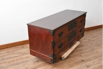 中古　美品　岩谷堂箪笥　菊幸　堂々とした木目に金具の意匠が映えるローチェスト　(R-086721)
