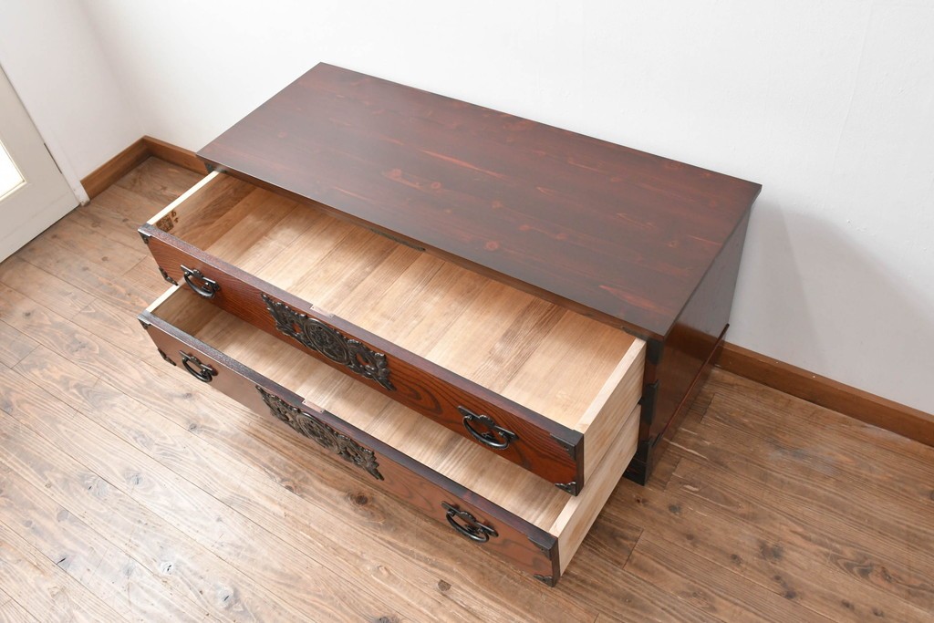 中古　美品　岩谷堂箪笥　菊幸　堂々とした木目に金具の意匠が映えるローチェスト　(R-086721)