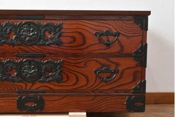 中古　美品　岩谷堂箪笥　菊幸　堂々とした木目に金具の意匠が映えるローチェスト　(R-086721)