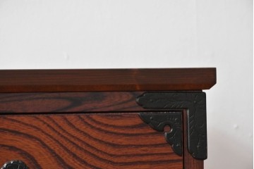 中古　美品　岩谷堂箪笥　菊幸　堂々とした木目に金具の意匠が映えるローチェスト　(R-086721)