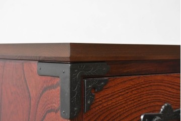中古　美品　岩谷堂箪笥　菊幸　堂々とした木目に金具の意匠が映えるローチェスト　(R-086721)