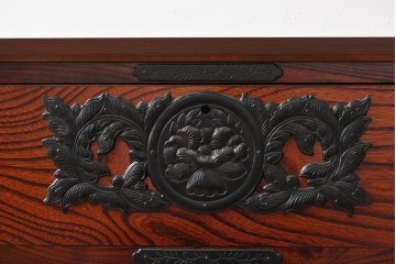 中古　美品　岩谷堂箪笥　菊幸　堂々とした木目に金具の意匠が映えるローチェスト　(R-086721)