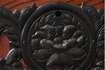 中古　美品　岩谷堂箪笥　菊幸　堂々とした木目に金具の意匠が映えるローチェスト　(R-086721)