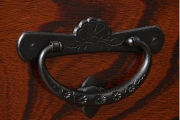中古　美品　岩谷堂箪笥　菊幸　堂々とした木目に金具の意匠が映えるローチェスト　(R-086721)
