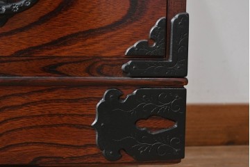 中古　美品　岩谷堂箪笥　菊幸　堂々とした木目に金具の意匠が映えるローチェスト　(R-086721)