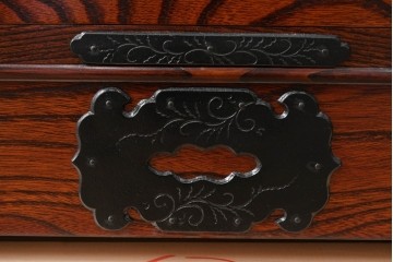 中古　美品　岩谷堂箪笥　菊幸　堂々とした木目に金具の意匠が映えるローチェスト　(R-086721)