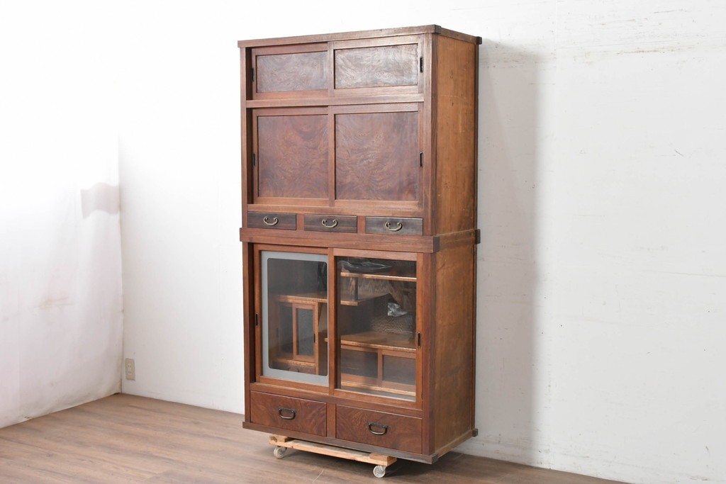 和製アンティーク　前面欅(ケヤキ)材　上杢!　違い棚付き二段重ね関東水屋箪笥　(R-086722)