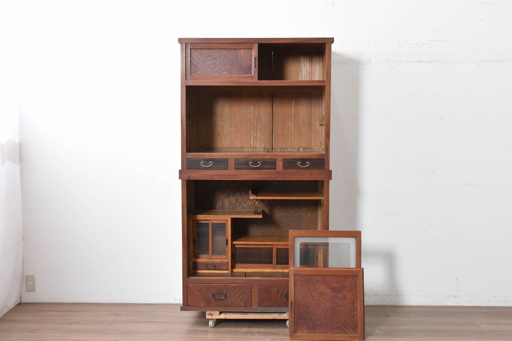 和製アンティーク　前面欅(ケヤキ)材　上杢!　違い棚付き二段重ね関東水屋箪笥　(R-086722)