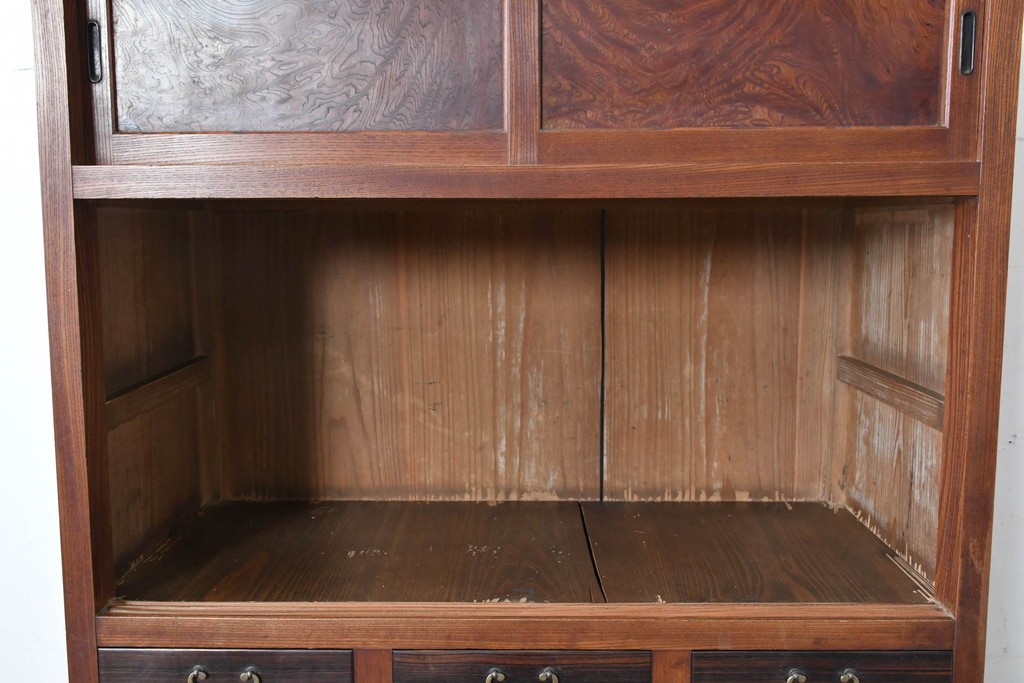 和製アンティーク　前面欅(ケヤキ)材　上杢!　違い棚付き二段重ね関東水屋箪笥　(R-086722)