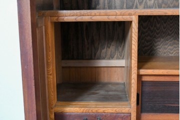 和製アンティーク　前面欅(ケヤキ)材　上杢!　違い棚付き二段重ね関東水屋箪笥　(R-086722)