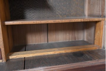 和製アンティーク　前面欅(ケヤキ)材　上杢!　違い棚付き二段重ね関東水屋箪笥　(R-086722)