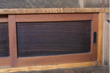 和製アンティーク　前面欅(ケヤキ)材　上杢!　違い棚付き二段重ね関東水屋箪笥　(R-086722)