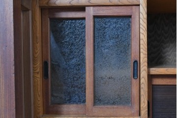 和製アンティーク　前面欅(ケヤキ)材　上杢!　違い棚付き二段重ね関東水屋箪笥　(R-086722)