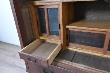 和製アンティーク　前面欅(ケヤキ)材　上杢!　違い棚付き二段重ね関東水屋箪笥　(R-086722)