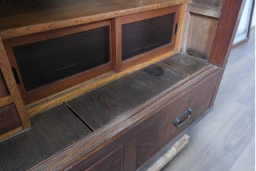 和製アンティーク　前面欅(ケヤキ)材　上杢!　違い棚付き二段重ね関東水屋箪笥　(R-086722)