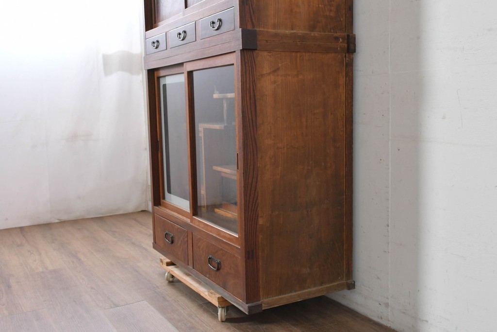 和製アンティーク　前面欅(ケヤキ)材　上杢!　違い棚付き二段重ね関東水屋箪笥　(R-086722)