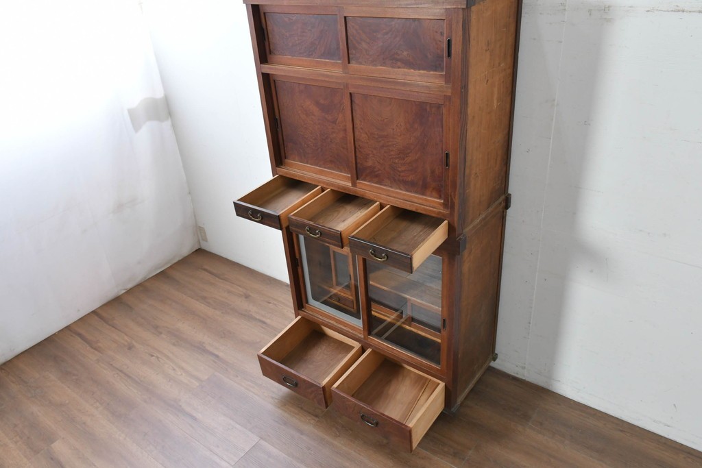 和製アンティーク　前面欅(ケヤキ)材　上杢!　違い棚付き二段重ね関東水屋箪笥　(R-086722)