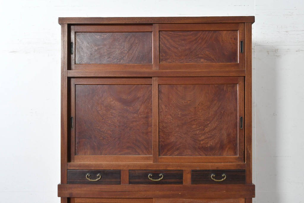 和製アンティーク　前面欅(ケヤキ)材　上杢!　違い棚付き二段重ね関東水屋箪笥　(R-086722)