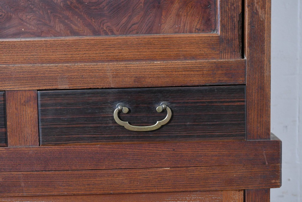 和製アンティーク　前面欅(ケヤキ)材　上杢!　違い棚付き二段重ね関東水屋箪笥　(R-086722)