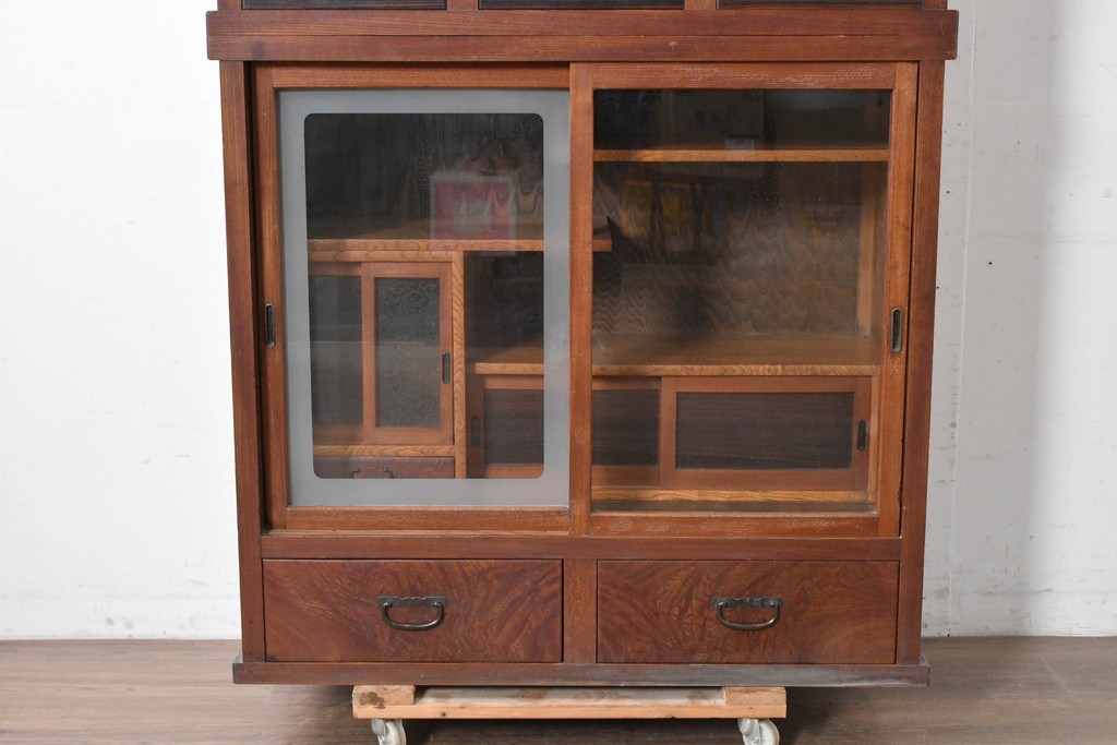 和製アンティーク　前面欅(ケヤキ)材　上杢!　違い棚付き二段重ね関東水屋箪笥　(R-086722)