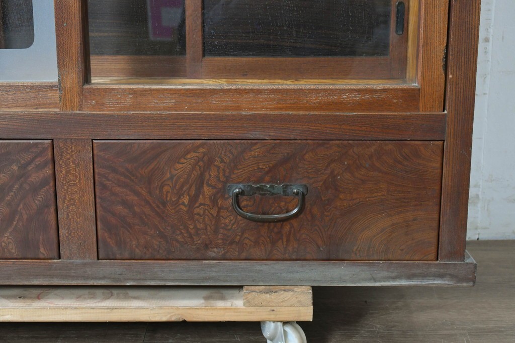 和製アンティーク　前面欅(ケヤキ)材　上杢!　違い棚付き二段重ね関東水屋箪笥　(R-086722)