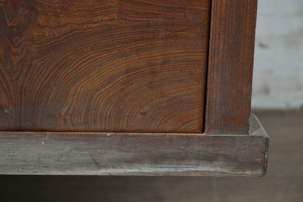 和製アンティーク　前面欅(ケヤキ)材　上杢!　違い棚付き二段重ね関東水屋箪笥　(R-086722)