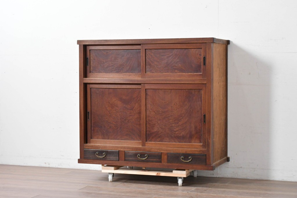 和製アンティーク　前面欅(ケヤキ)材　上杢!　引き出し3杯付きの関東水屋箪笥サイドボード　(R-086723)