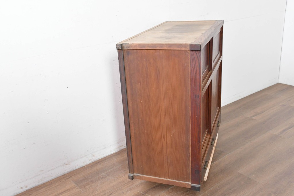 和製アンティーク　前面欅(ケヤキ)材　上杢!　引き出し3杯付きの関東水屋箪笥サイドボード　(R-086723)