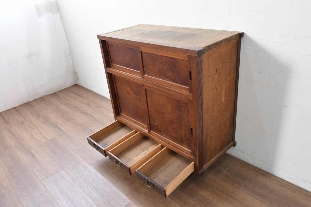 和製アンティーク　前面欅(ケヤキ)材　上杢!　引き出し3杯付きの関東水屋箪笥サイドボード　(R-086723)