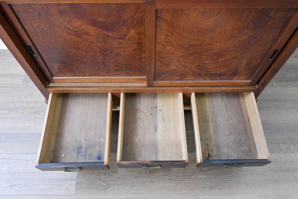 和製アンティーク　前面欅(ケヤキ)材　上杢!　引き出し3杯付きの関東水屋箪笥サイドボード　(R-086723)