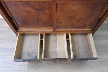 和製アンティーク　前面欅(ケヤキ)材　上杢!　引き出し3杯付きの関東水屋箪笥サイドボード　(R-086723)