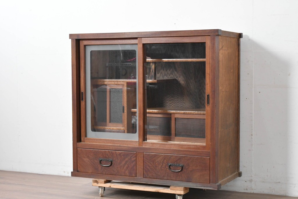 和製アンティーク　前面欅(ケヤキ)材　上杢!　違い棚付きの関東水屋箪笥サイドボード　(R-086724)