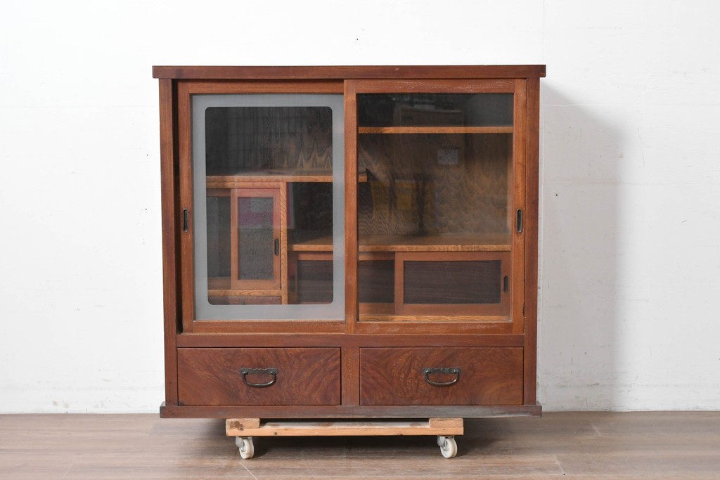 和製アンティーク　前面欅(ケヤキ)材　上杢!　違い棚付きの関東水屋箪笥サイドボード　(R-086724)