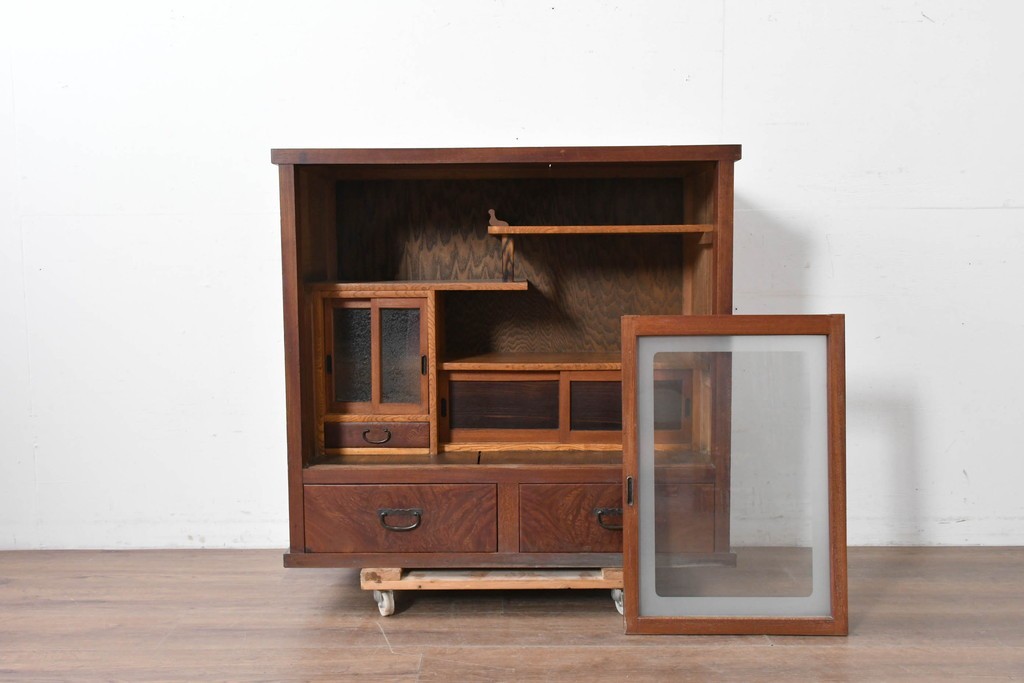 和製アンティーク　前面欅(ケヤキ)材　上杢!　違い棚付きの関東水屋箪笥サイドボード　(R-086724)