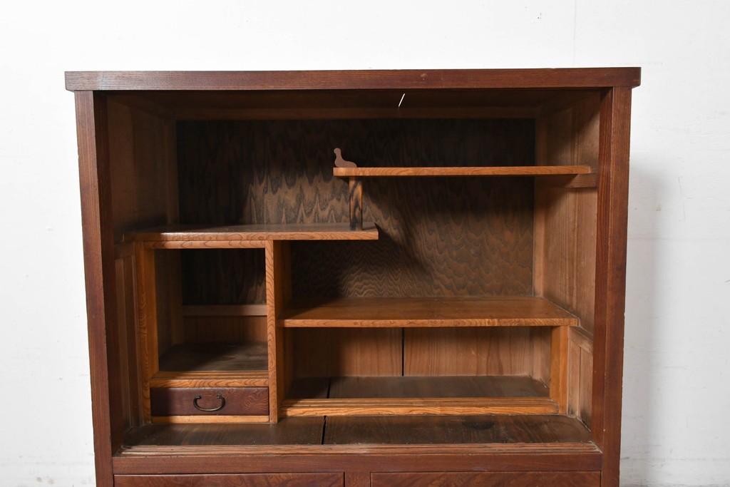 和製アンティーク　前面欅(ケヤキ)材　上杢!　違い棚付きの関東水屋箪笥サイドボード　(R-086724)